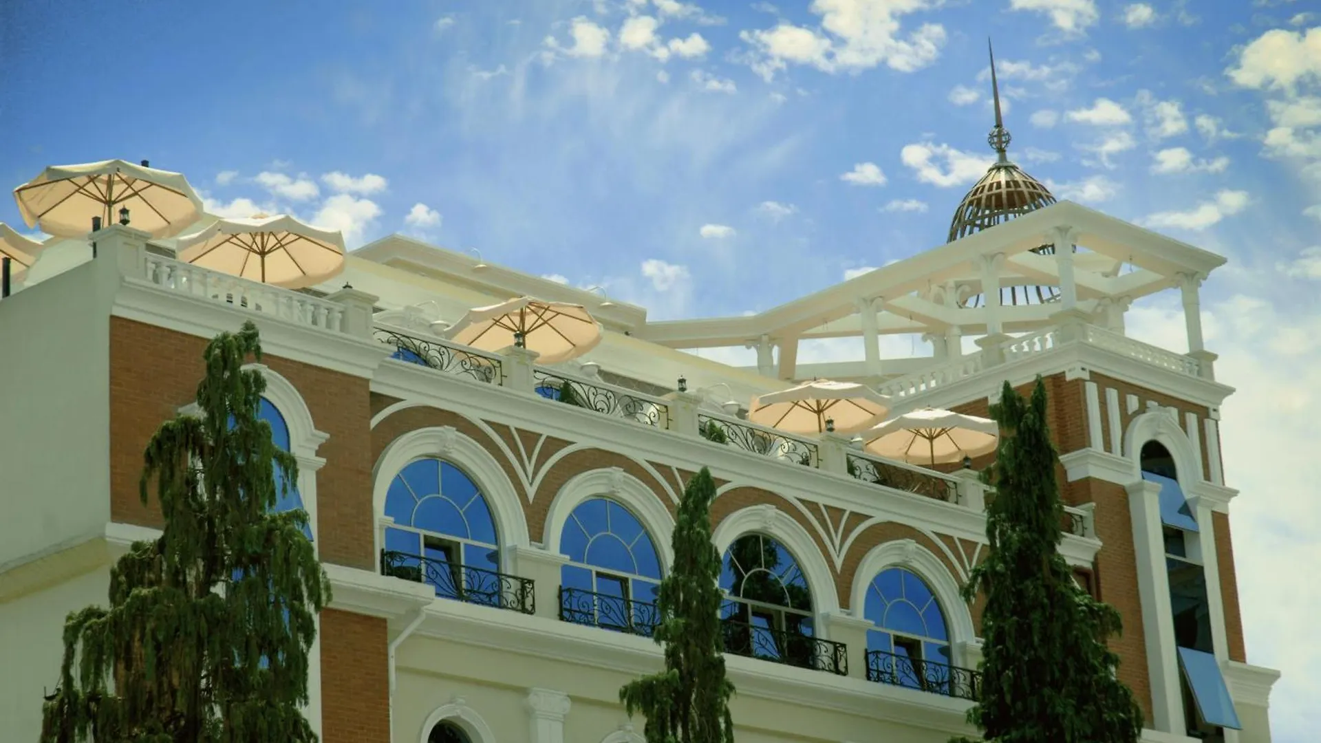 Batumi World Palace 4*,