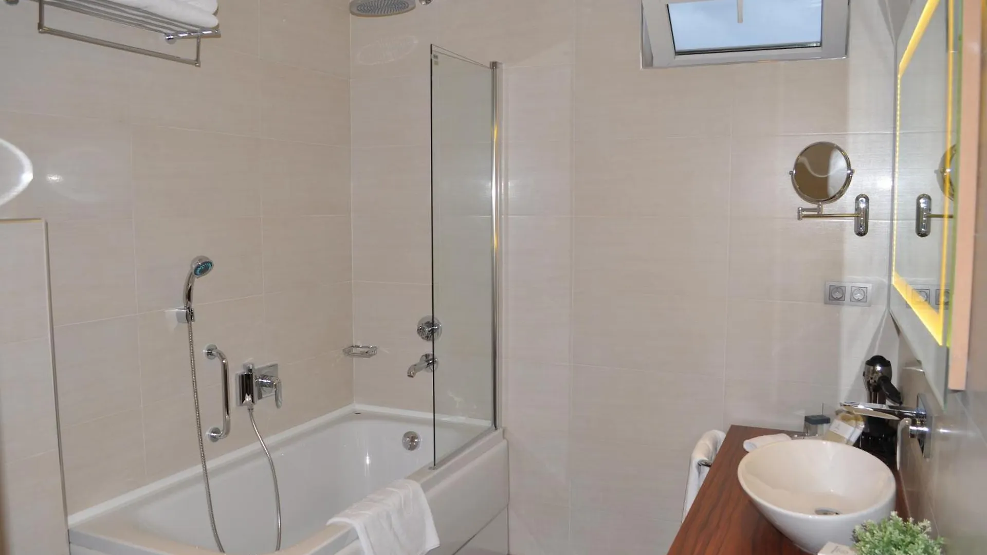 Batumi World Palace 4*,